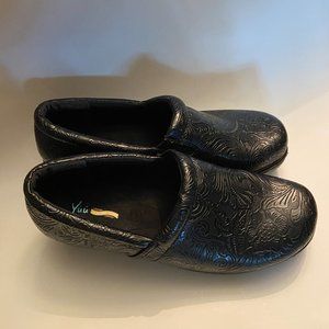YUU women shoes size 9.5